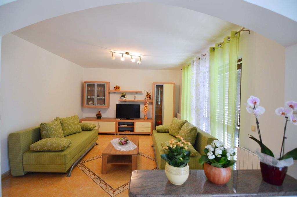 Garden Apartment Maria Врсар Экстерьер фото